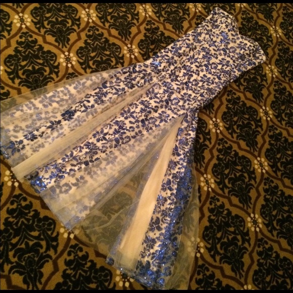 Beautiful Formal Dress - Picture 2 of 9